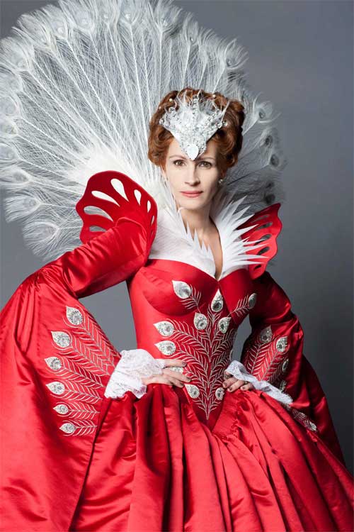 Julia Roberts as the evil queen in MIRROR MIRROR